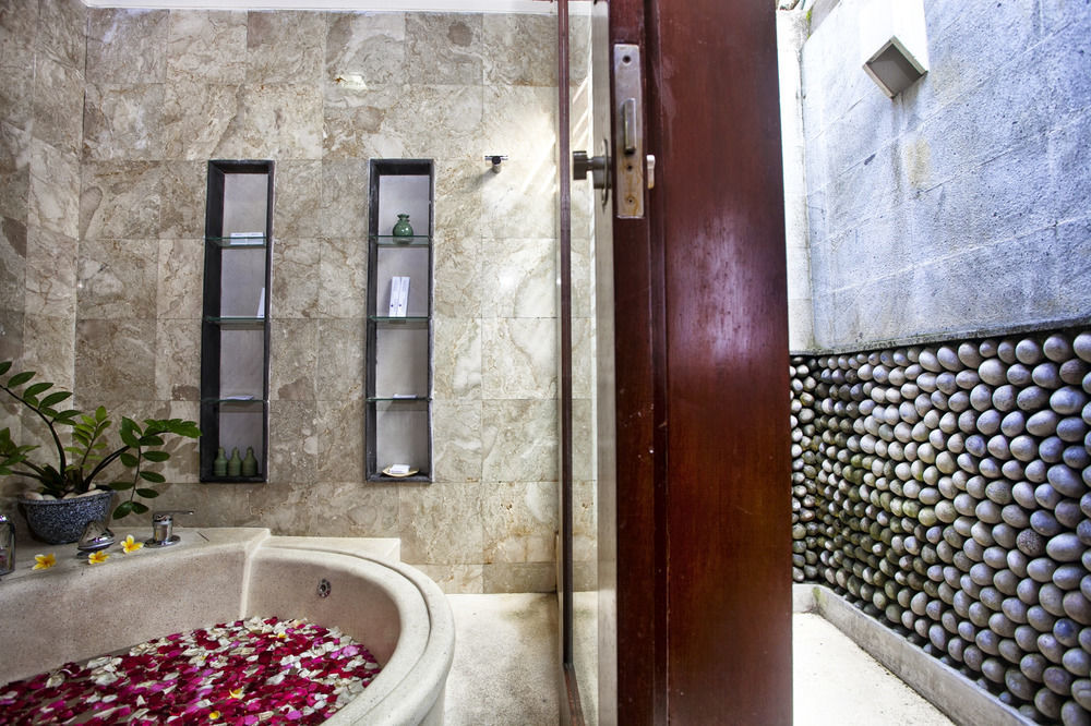 Bugan Villas Seminyak Esterno foto